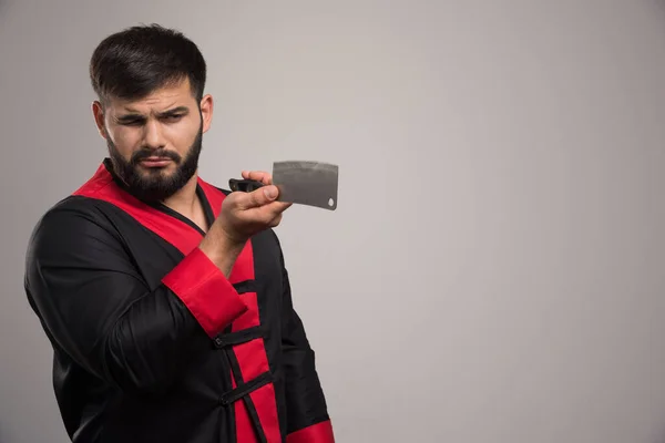 Uomo Premuroso Con Barba Che Tiene Coltello Affilato Foto Alta — Foto Stock