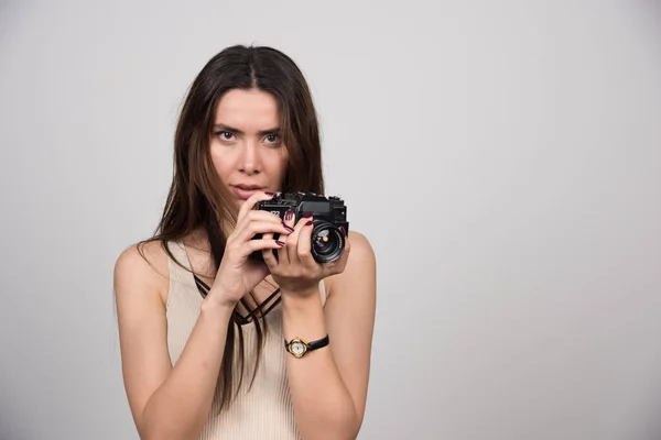 Bella Donna Con Macchina Fotografica Piedi Posa Foto Alta Qualità — Foto Stock