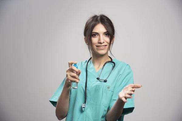 Doctora Con Botella Estetoscopio Foto Alta Calidad — Foto de Stock