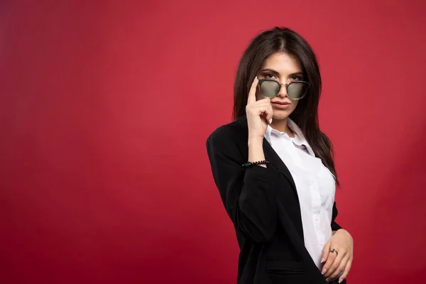 Junge Geschäftsfrau Mit Brille Auf Rotem Hintergrund Hochwertiges Foto — Stockfoto