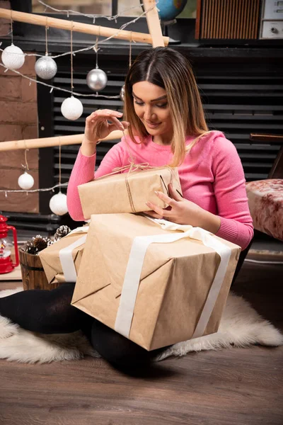 Retrato Una Mujer Bonita Sentada Sosteniendo Regalo Navidad Foto Alta —  Fotos de Stock