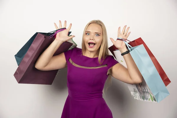 快乐的购物狂拿着彩色购物袋 高质量的照片 — 图库照片