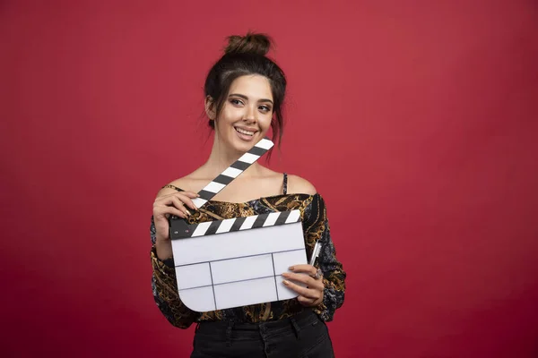 Menina Morena Segurando Uma Placa Palmas Branco Para Produção Filmes — Fotografia de Stock