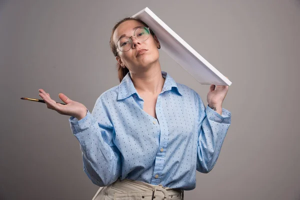 Vrouw Met Bril Met Doek Borstel Grijze Achtergrond Hoge Kwaliteit Rechtenvrije Stockfoto's