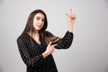 Süslü, çekici ve uzun saçlı bir kızın portresi. Yüksek kalite fotoğraf