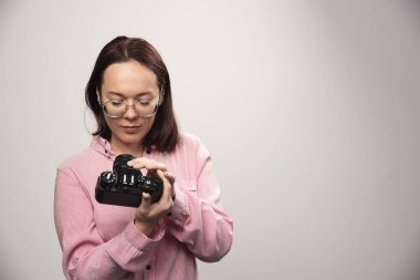 Beyaz arka planda kameraya bakan bir kadın. Yüksek kalite fotoğraf