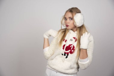 Kameraya poz veren beyaz elbiseli neşeli bir kadın. Yüksek kalite fotoğraf