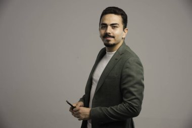 Gri ceketli ve poz veren bir iş adamı. Yüksek kalite fotoğraf