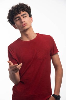 Kıvırcık saçlı genç çocuk saldırgan bir yüz ifadesi takınıyor. Yüksek kalite fotoğraf