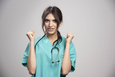 Steteskoplu kadın doktor şaşkın hissediyor. Yüksek kalite fotoğraf