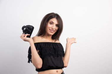 Beyaz arka planda kamerayla poz veren güzel bir kadın. Yüksek kalite fotoğraf