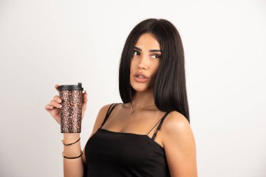 Siyah bluzlu kadın elinde bir fincan kahve tutuyor. Yüksek kalite fotoğraf