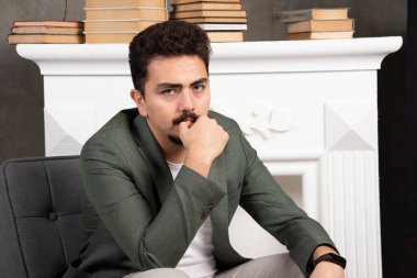 Kameraya bakan düşünceli, kendine güvenen bir adam. Yüksek kalite fotoğraf