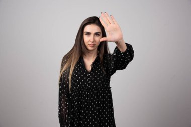  Genç bir kadının eliyle dur hareketi yaptığı fotoğraf. Yüksek kalite fotoğraf