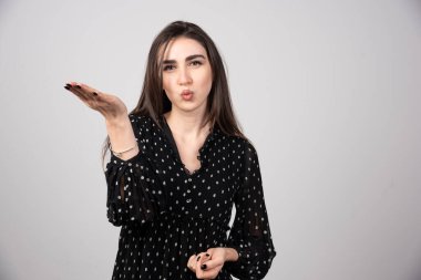 Hava öpücüğü veren genç bir manken. Yüksek kalite fotoğraf