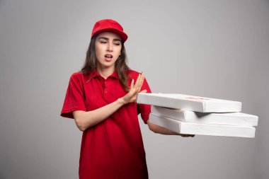 Teslimatçı kadın pizza kutularından uzak duruyor. Yüksek kalite fotoğraf