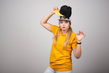 Gri şapkalı ve poz veren genç bir kadın. Yüksek kalite fotoğraf