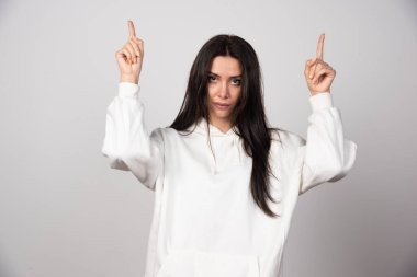 İşaret parmaklarıyla işaret eden güzel bir genç kadının portresi. Yüksek kalite fotoğraf