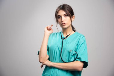 Gri arka planda steteskobu olan kadın doktorun portresi. Yüksek kalite fotoğraf