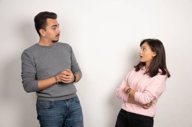 Genç çift hikayelerini beyaz arka planda paylaşıyor. Yüksek kalite fotoğraf