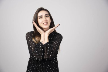 Ayakta duran ve poz veren hoş görünümlü esmer kadın. Yüksek kalite fotoğraf