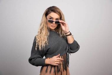 Gözlüklü genç bir kadın kendi tarafına bakıyor. Yüksek kalite fotoğraf