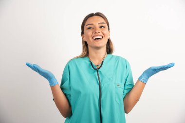 Elleri beyaz arka planda poz veren genç bayan hemşire. Yüksek kalite fotoğraf