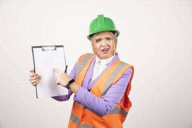 Beyaz arka planda tablet gösteren kadın mimar. Yüksek kalite fotoğraf