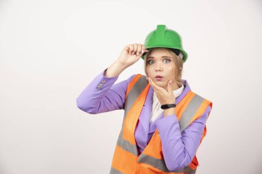 Beyaz arka planda miğferli bir kadın müteahhit. Yüksek kalite fotoğraf