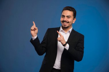 Siyah takım elbiseli bir iş adamı işaret ediyor. Yüksek kalite fotoğraf