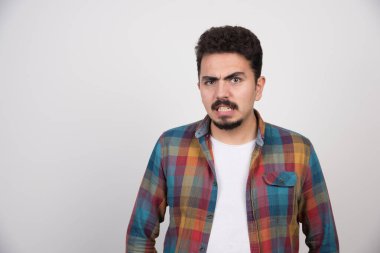 Sinir krizi geçiren bir adam beyaz arka planda izole edilmiş. Yüksek kalite fotoğraf