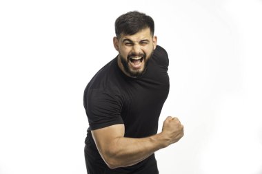 Siyah gömlekli sporcu pazılarını gösteriyor. Yüksek kalite fotoğraf