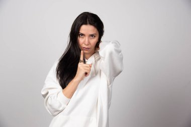 Dikilip kameraya bakan düşünceli genç bir kadının portresi. Yüksek kalite fotoğraf