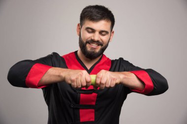 Kabak kırmaya çalışan gülümseyen adam. Yüksek kalite fotoğraf