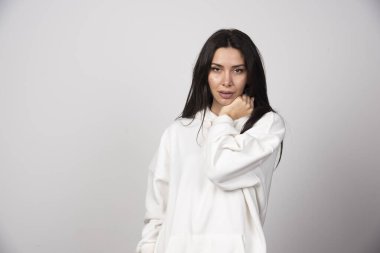 Ayakta duran ve kameraya bakan güzel bir genç kadının portresi. Yüksek kalite fotoğraf