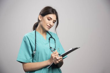 Dosyasında steteskop yazan kadın doktor. Yüksek kalite fotoğraf