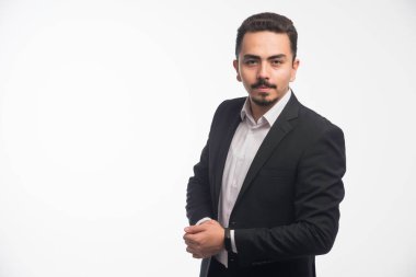 Kıyafet zorunluluğu olan bir iş adamı. Yüksek kalite fotoğraf