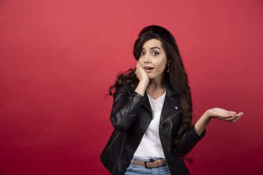 Kırmızı arka planda siyah gözlüklü genç bir kadın. Yüksek kalite fotoğraf