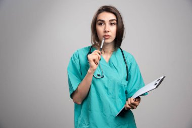 Dosyası olan kadın bir doktor çok düşünüyor. Yüksek kalite fotoğraf