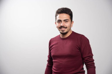 Ayakta duran ve poz veren mutlu esmer bir adam. Yüksek kalite fotoğraf