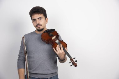 Müzisyen kemanında romantik bir klasik parça çalar. Yüksek kalite fotoğraf