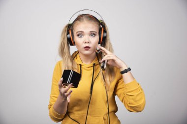 Kutusu olan güzel sarışın kadın kameraya bakıyor. Yüksek kalite fotoğraf