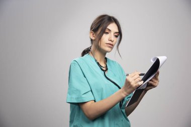 Kadın doktor panoya notlar yazıyor. Yüksek kalite fotoğraf