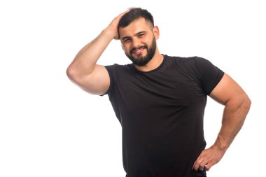 Siyah gömlekli sporcu kendini güçlü hissediyor. Yüksek kalite fotoğraf