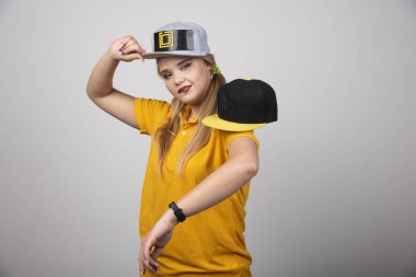 Çekici genç bir kadın şapkasıyla poz veriyor. Yüksek kalite fotoğraf