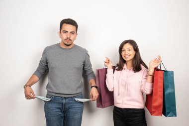 Sevgilisine parası olmadığı için cebini gösteren bir adam. Yüksek kalite fotoğraf