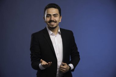 Siyah takım elbiseli bir iş adamı bir şeylerin reklamını yapıyor. Yüksek kalite fotoğraf