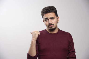 Genç esmer bir adam ayakta ve poz veriyor. Yüksek kalite fotoğraf