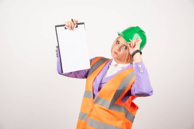 Beyaz arka planda pano tutan kadın müteahhit. Yüksek kalite fotoğraf