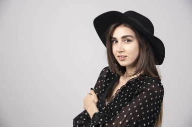 Kameraya bakan esmer kadının portresi. Yüksek kalite fotoğraf